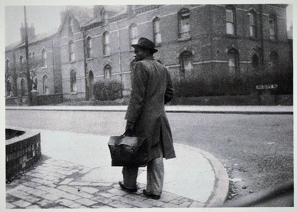 This image has an empty alt attribute; its file name is 001-1.jpg