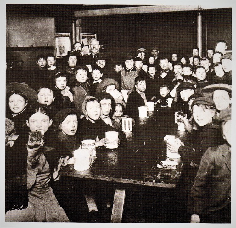 This image has an empty alt attribute; its file name is 005.jpg